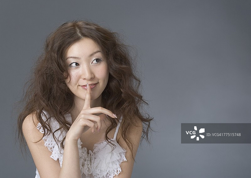 女人用手指放在嘴唇上图片素材