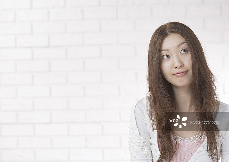 看向远方的长发女人图片素材