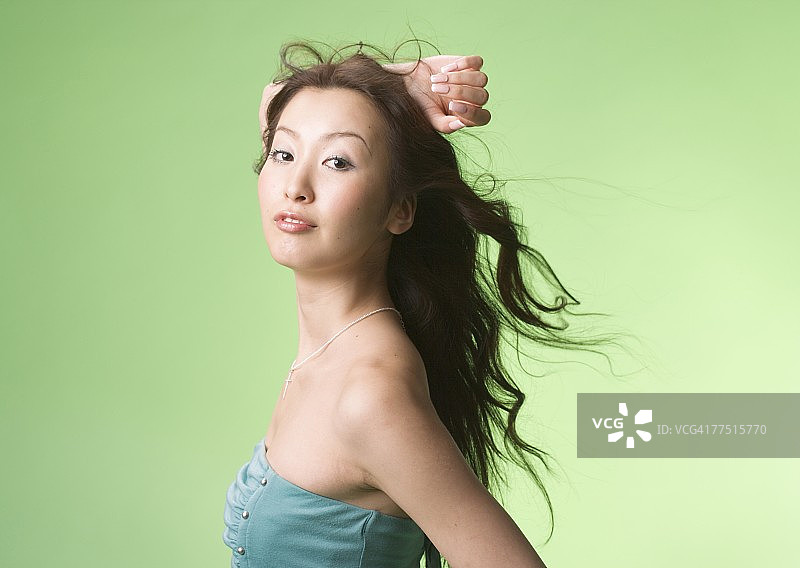 身穿绿色连衣裙的女人图片素材