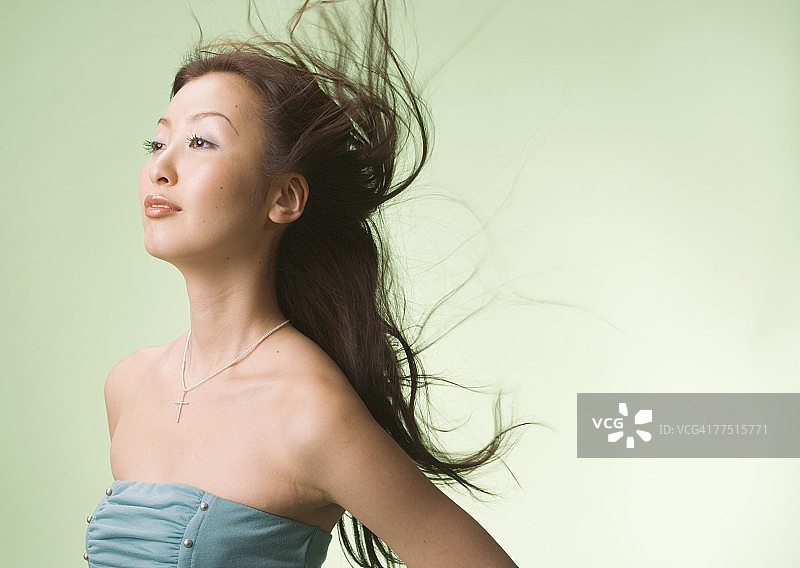 身穿绿色连衣裙的女人图片素材