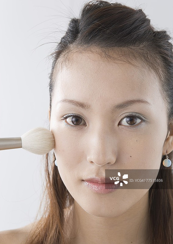 女人涂腮红图片素材