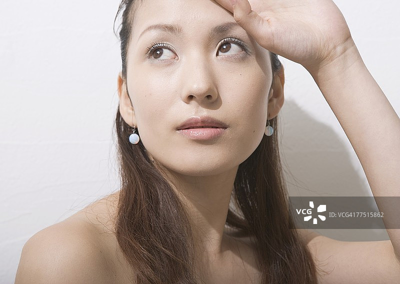 看向远方的长发女人图片素材