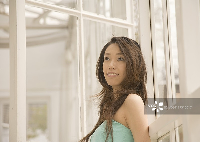 看向远方的长发女人图片素材