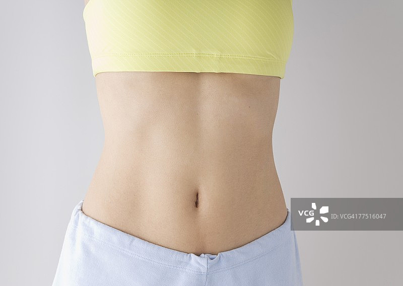 年轻女人的半身照图片素材