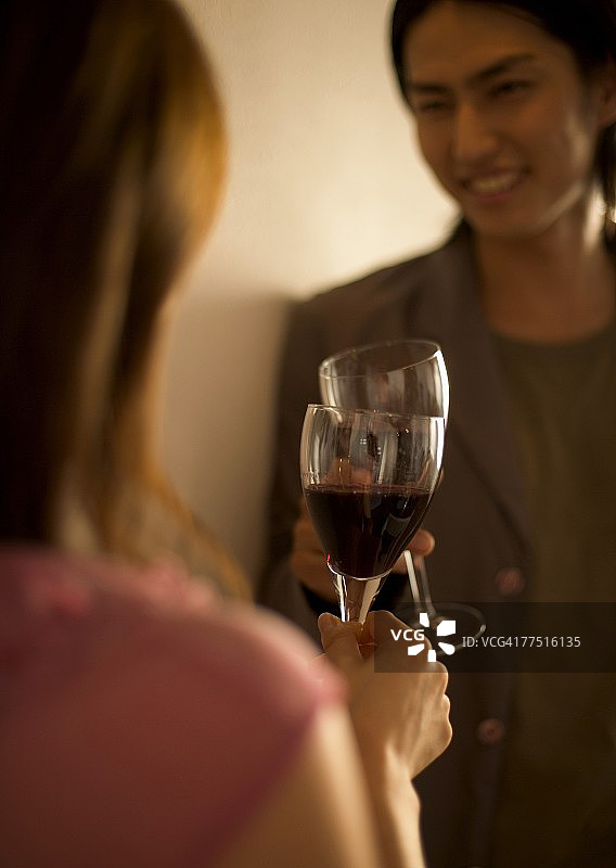 情侣举杯共饮红酒图片素材