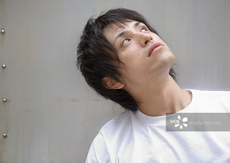 男人抬头向上看图片素材