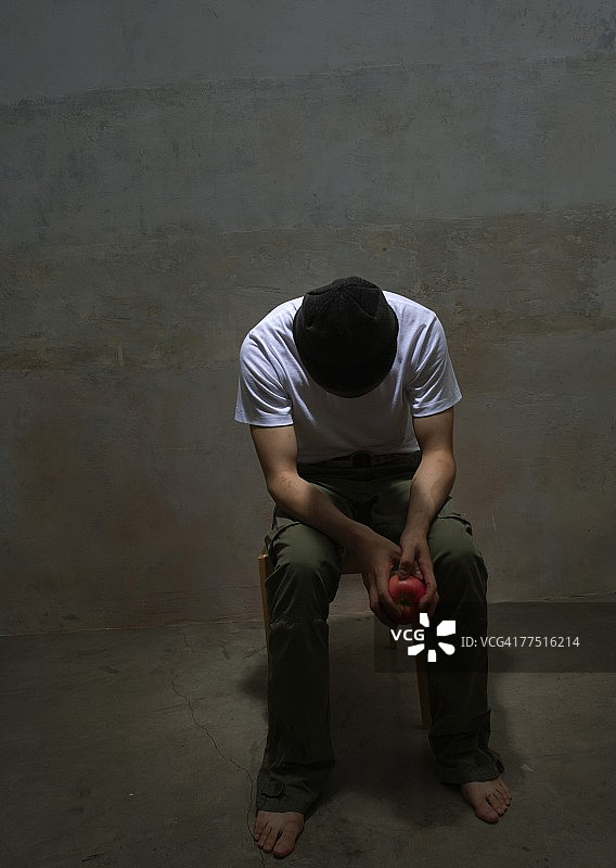 低着头的年轻男人图片素材