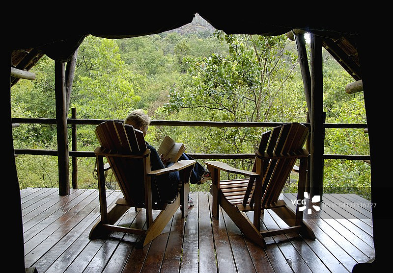 在南非自由州克拉伦斯小镇读书的女人图片素材