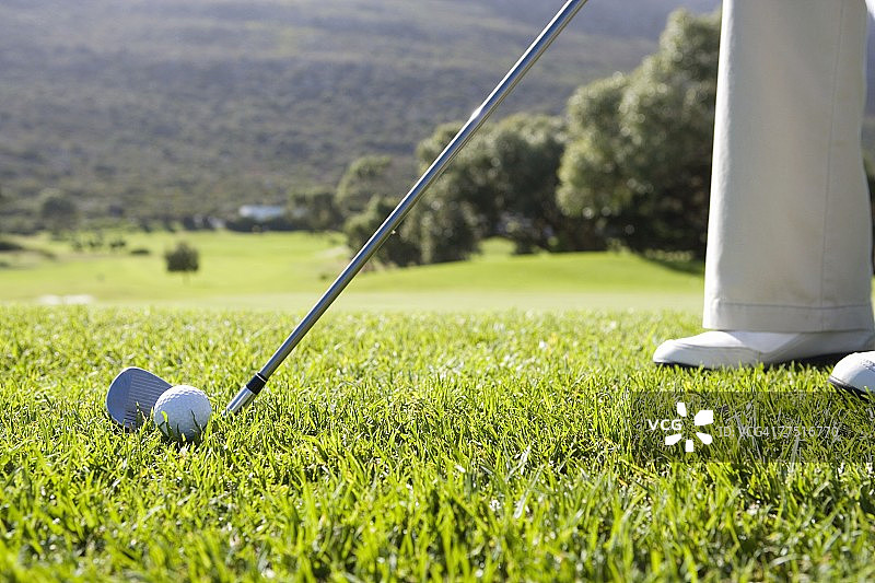 男人在南非西开普省克洛韦利高尔夫球场抛高尔夫球图片素材