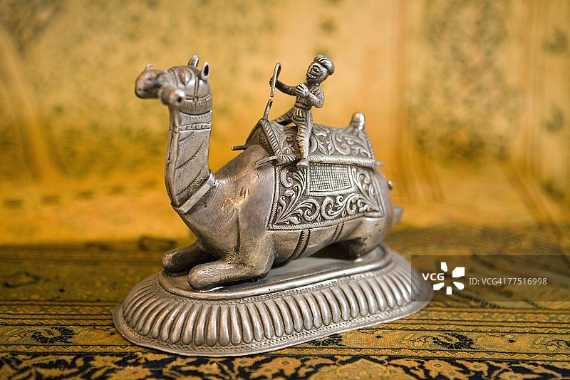 骑骆驼的传统阿拉伯工艺。阿拉伯联合酋长国迪拜图片素材