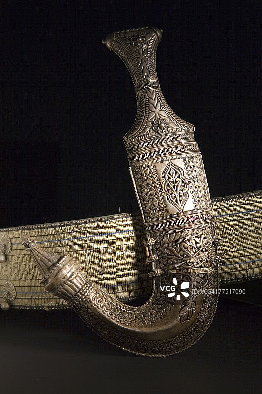 带有银丝装饰鞘的阿曼传统匕首，阿拉伯联合酋长国图片素材