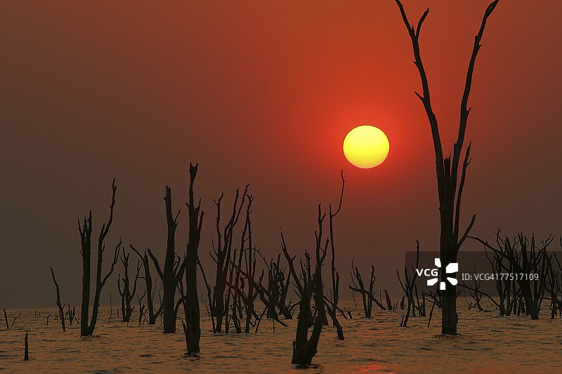 卡里巴湖的壮丽日落，南部非洲津巴布韦图片素材