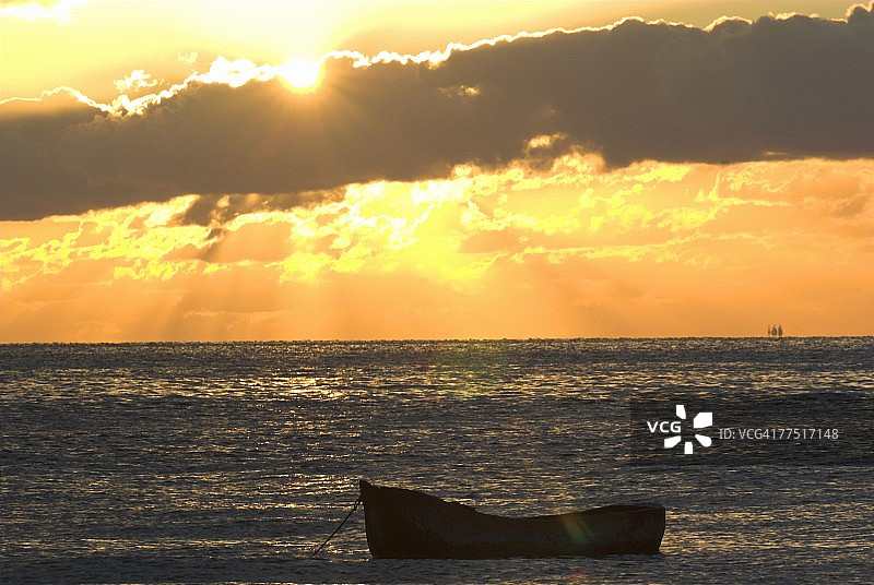莫桑比克海岸船只漂浮的壮丽日落，维兰库洛斯图片素材
