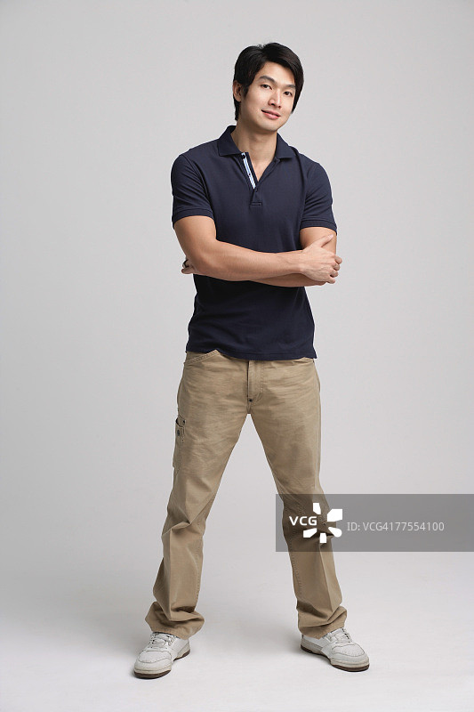 手臂交叉，看向镜头的男人图片素材