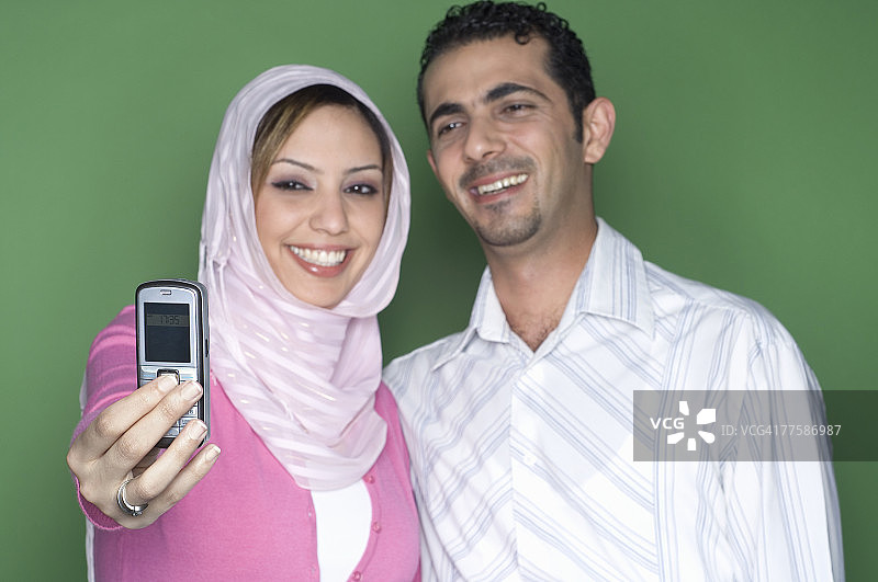 女人用手机拍照图片素材