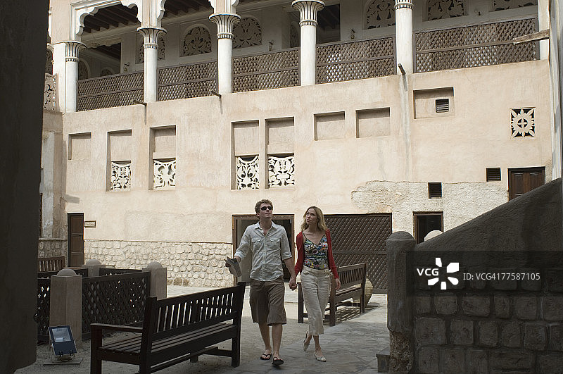 情侣参观迪拜历史遗址图片素材