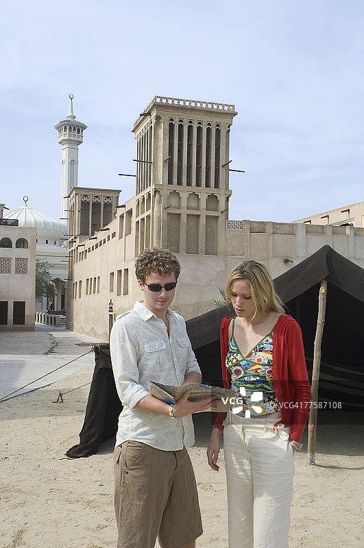 情侣在阿拉伯联合酋长国迪拜观看传统建筑图片素材