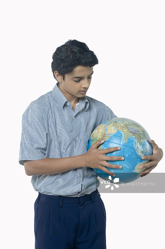 青少年拿着地球仪图片素材