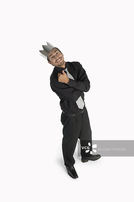 年轻男人微笑肖像，仰视图片素材