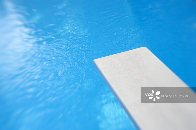 游泳池上的跳板一角图片素材