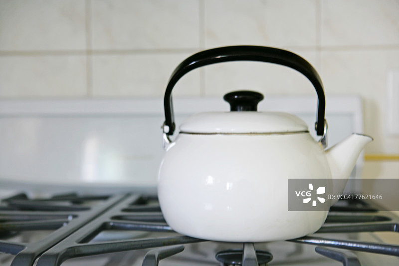 燃气灶上的黑白水壶细节图片素材