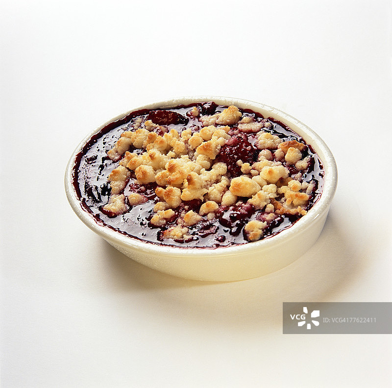 白桌上的樱桃馅饼图片素材