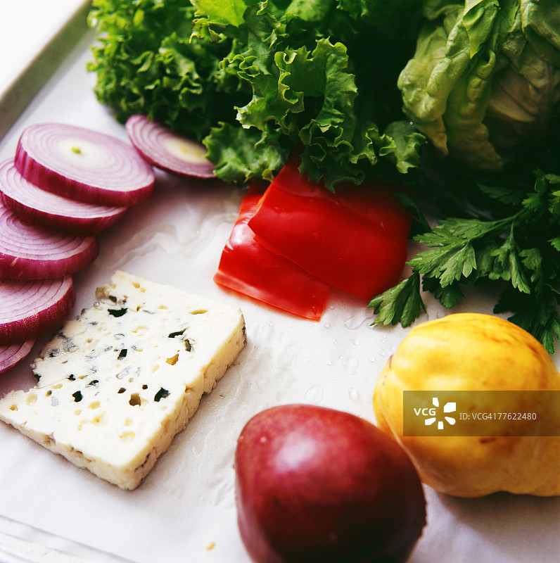 洋葱、番茄和水果切片图片素材