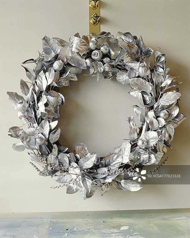 墙上的银色圣诞花环图片素材