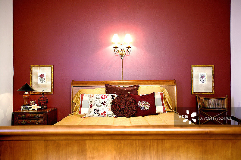 折衷主义卧室床上的靠垫图片素材