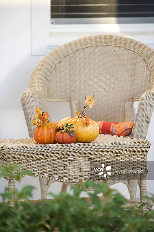 门廊桌子上南瓜和树叶的装饰品图片素材