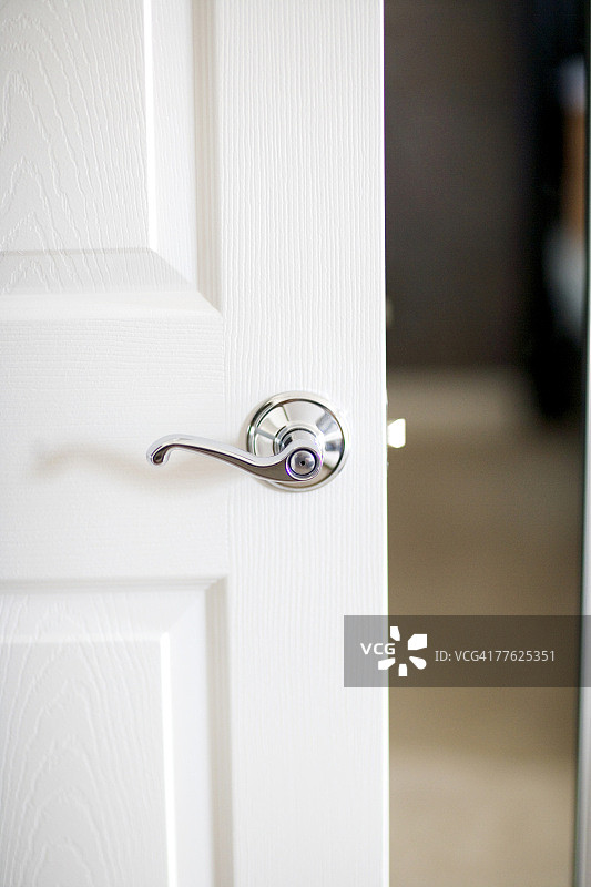 带银色把手的白色门细节图片素材