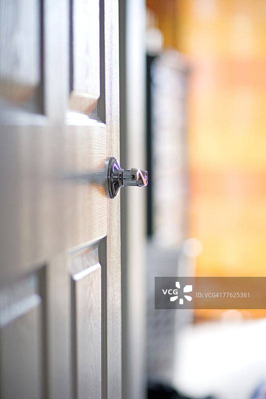 带银色把手的门细节图片素材