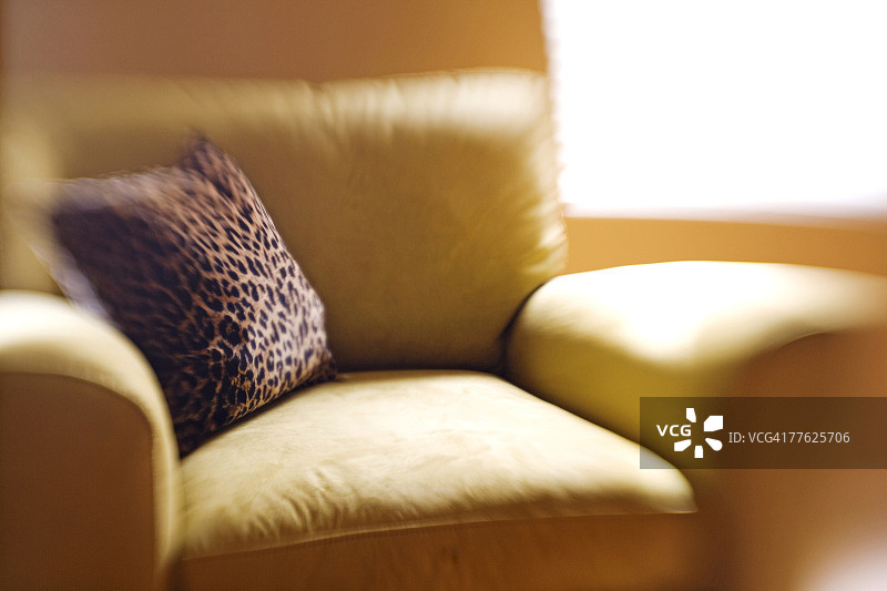 模糊的黄色豹纹靠垫扶手椅图片素材
