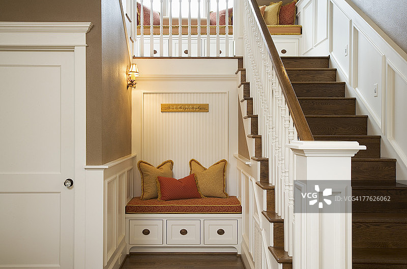 带休息区的楼梯图片素材