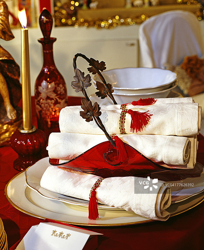 节日餐桌摆台与餐巾图片素材