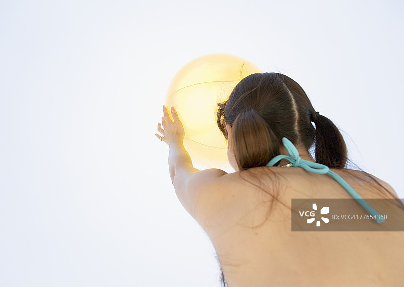 女人手持沙滩球图片素材