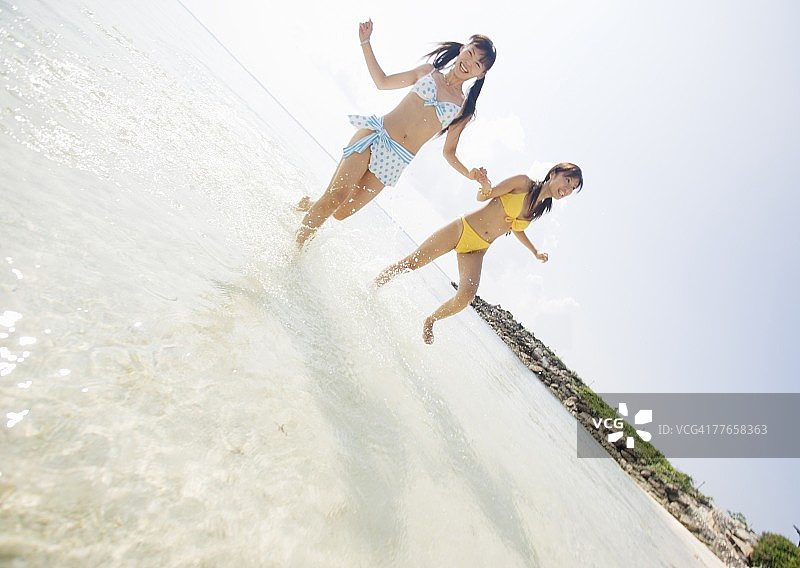 女性在海滩上跑步图片素材