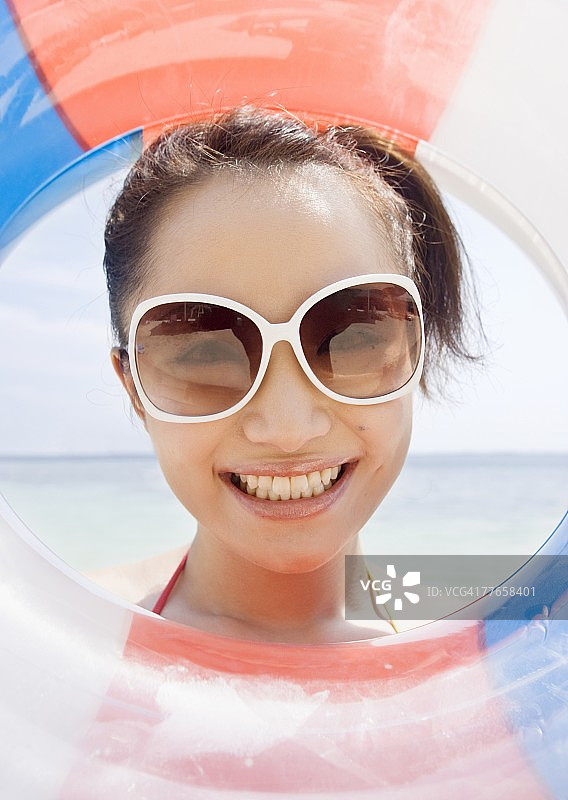 戴太阳镜的女人图片素材