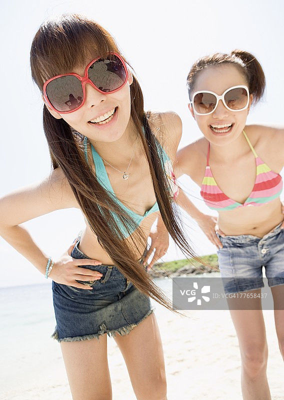 戴太阳镜的女人图片素材