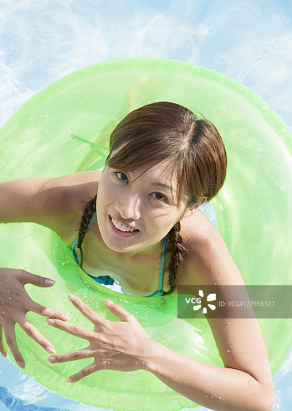 在游泳池里玩耍的女人图片素材