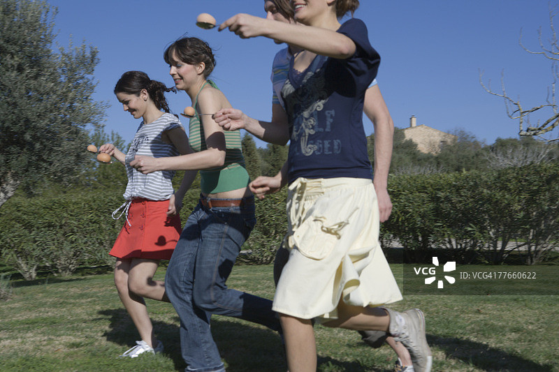 年轻人玩鸡蛋竞走比赛图片素材