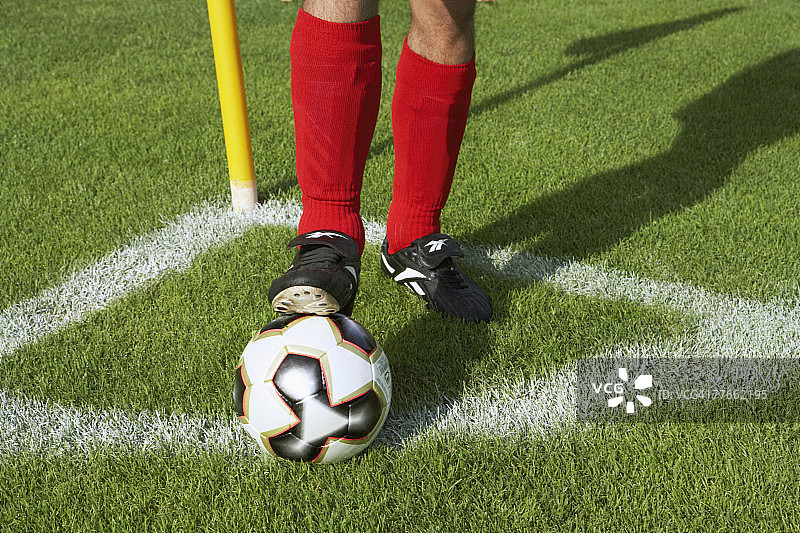 准备踢角球的足球运动员图片素材