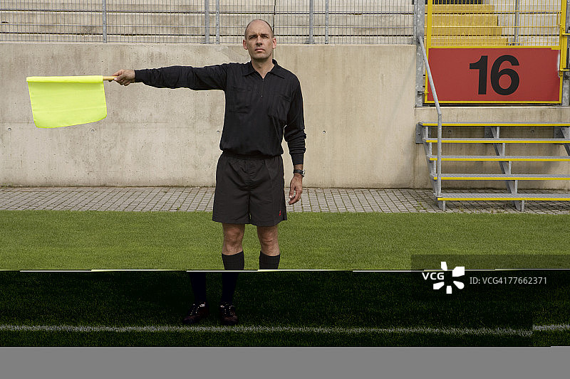 足球边裁举旗图片素材