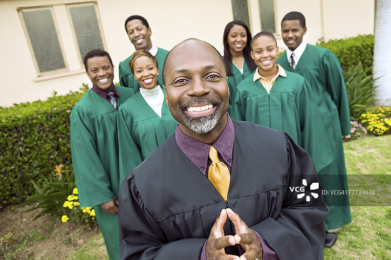 福音合唱团前的牧师图片素材