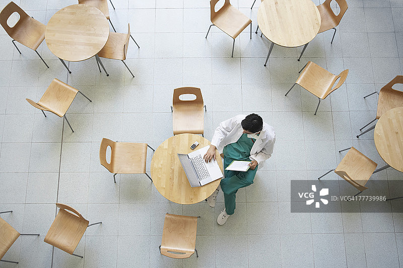 医生休息时使用笔记本电脑图片素材