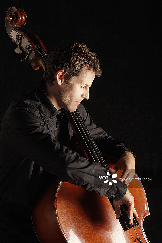 男人演奏低音提琴图片素材