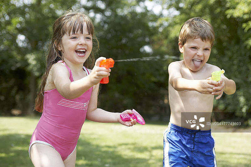 两个孩子在玩水枪图片素材