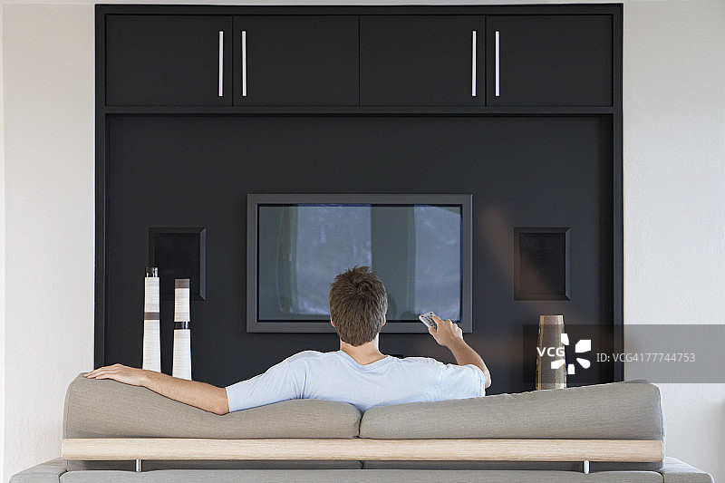 男人在看电视图片素材