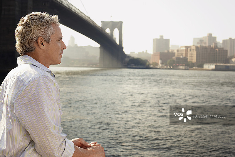 男人看着河流图片素材