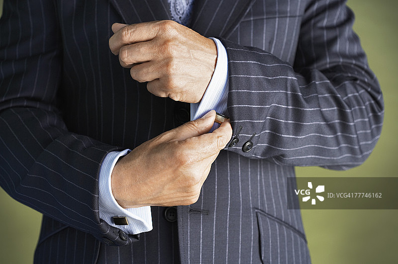 商人整理袖扣图片素材